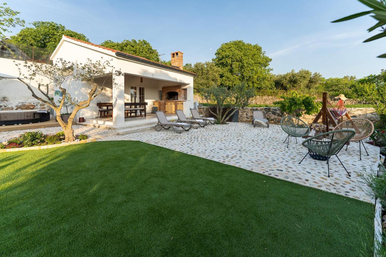 Holiday Home - Villa Thorak Anić Eksteriør billede